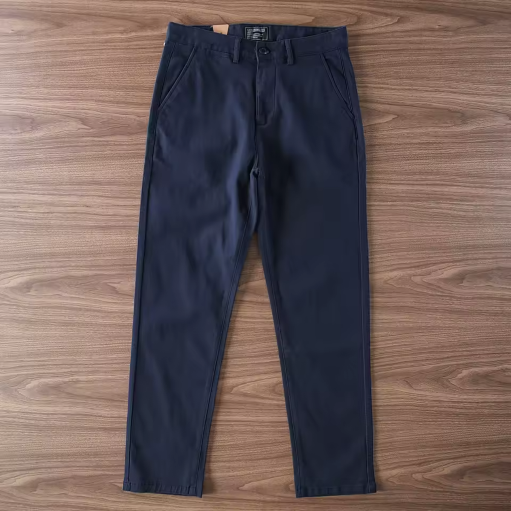 Calça sarja premium azul marinho dobrada